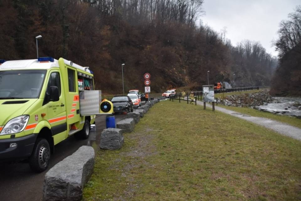 Finisce contro un palo e viene tamponato da un'auto