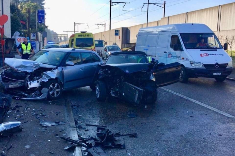 Bmw va nella corsia opposta e causa incidente
