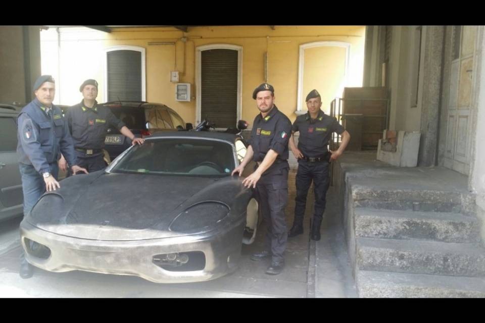 Chiasso: sequestrata una falsa Ferrari