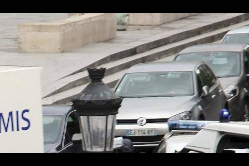 Parigi: accoltella passanti in centro, un morto