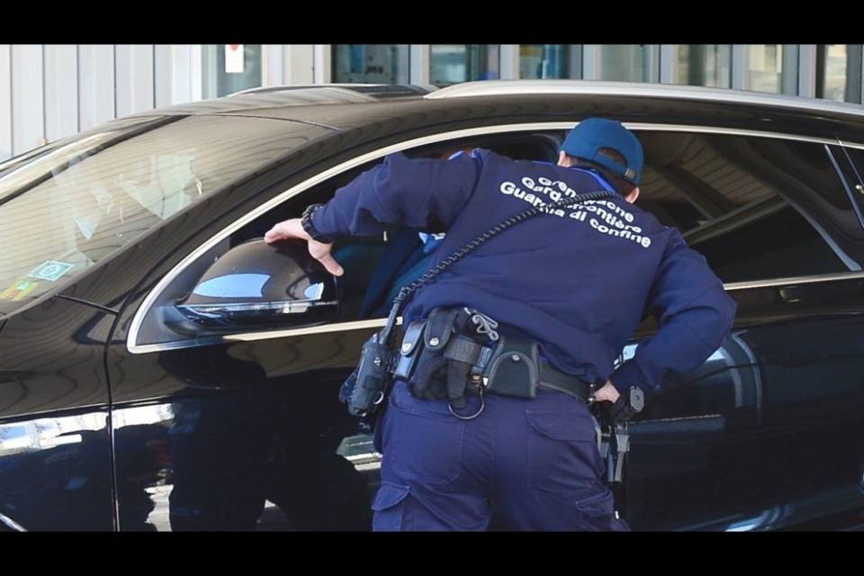 Patente contraffatta e vari etti di cocaina: arrestato