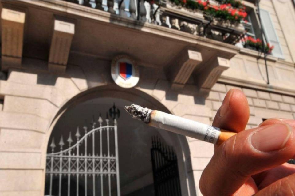 Vietare il fumo all'aperto: che ne pensa il Ticino?