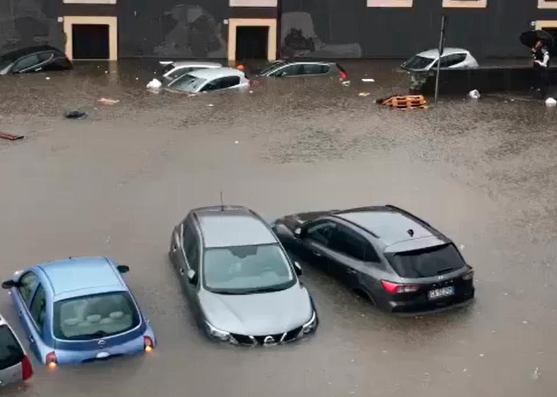 In particolare, come si può vedere dalle immagini, la via Etnea è trasformata un fiume in piena mentre piazza Duomo e diverse strade del centro sono completamente allagate, causando danni ad automobili ed edifici.