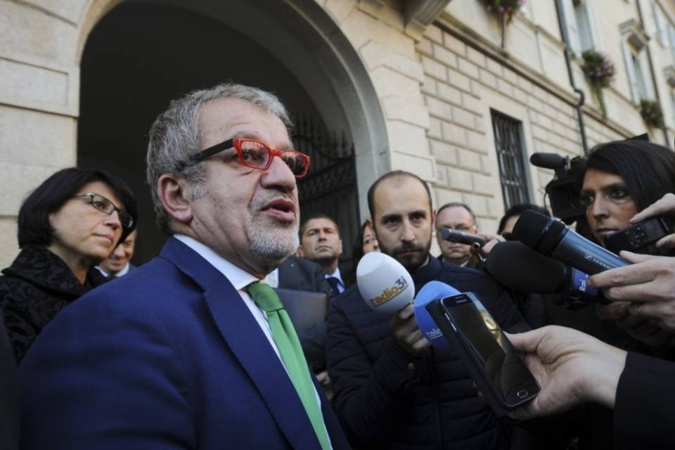 Lombardia, Maroni lascia
