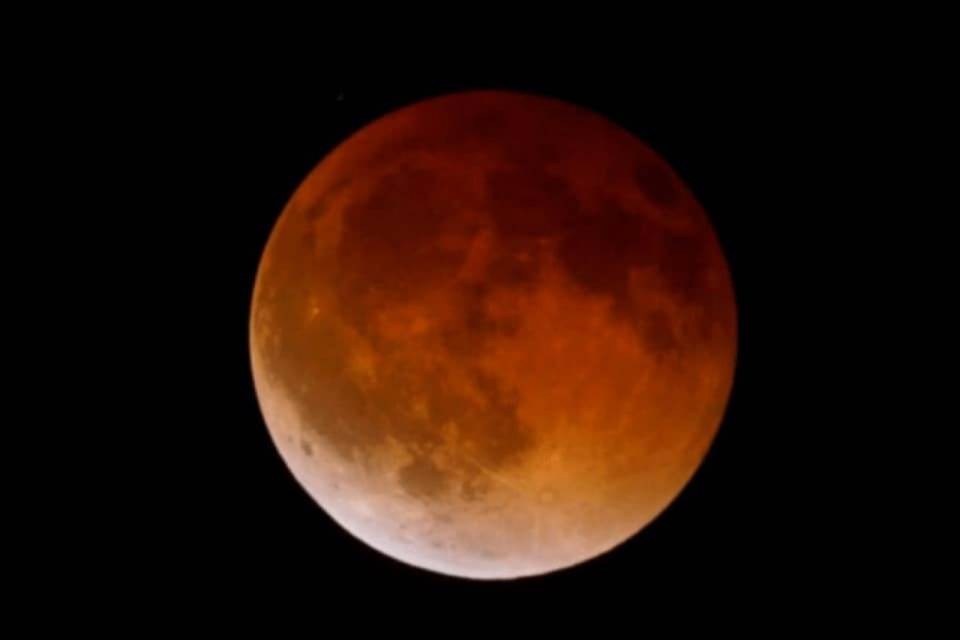Eclissi totale di Luna: le spettacolari foto dal Ticino