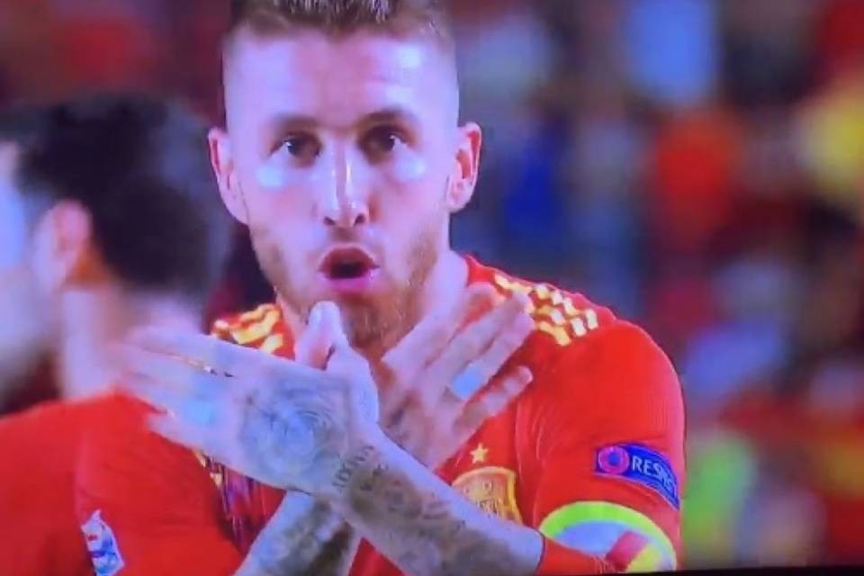 Gesto dell'aquila anche per Ramos