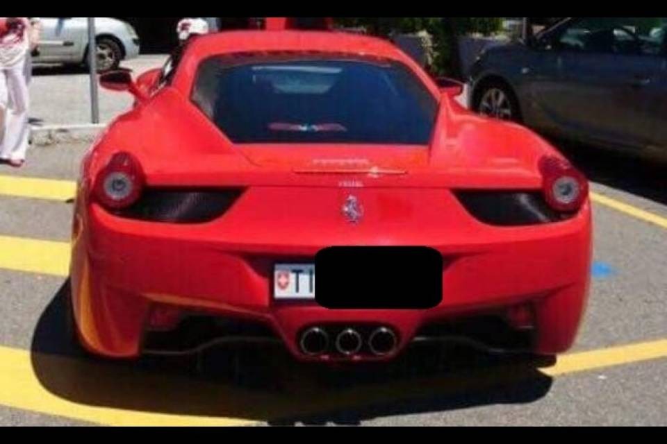 Ferrari ticinese sul parcheggio... dei disabili