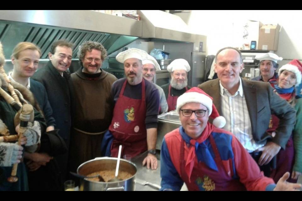 Pranzo natalizio alla mensa sociale di Fra Martino