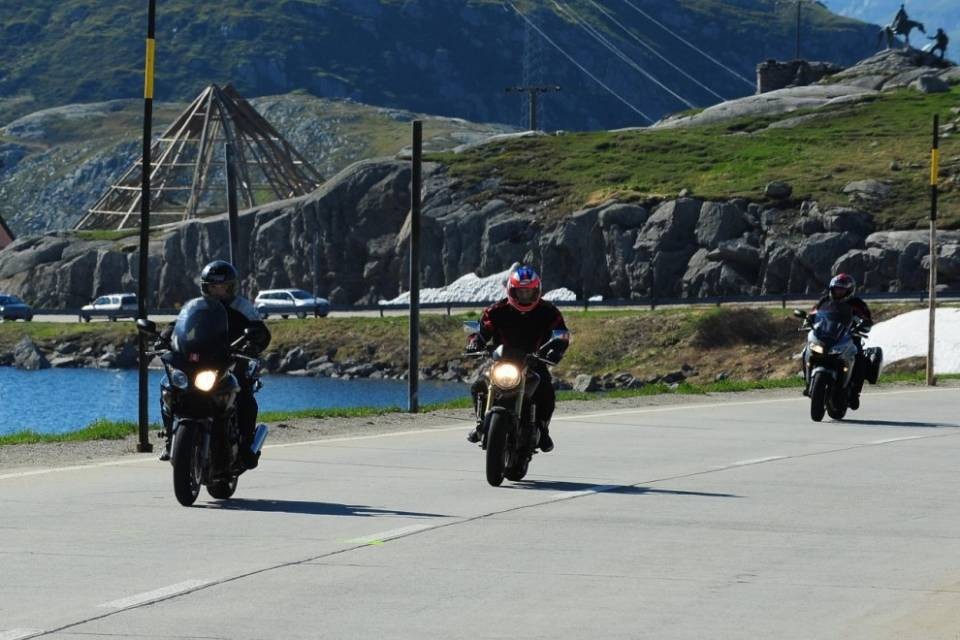 Con la moto in sicurezza sui passi alpini