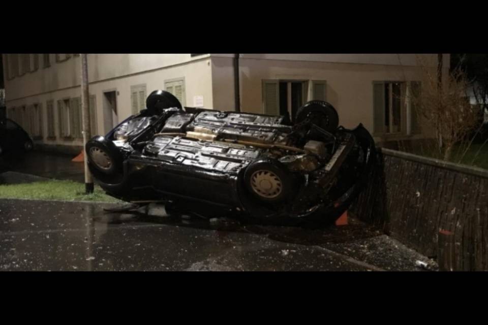 Muore in un incidente dopo essere scappato dalla polizia
