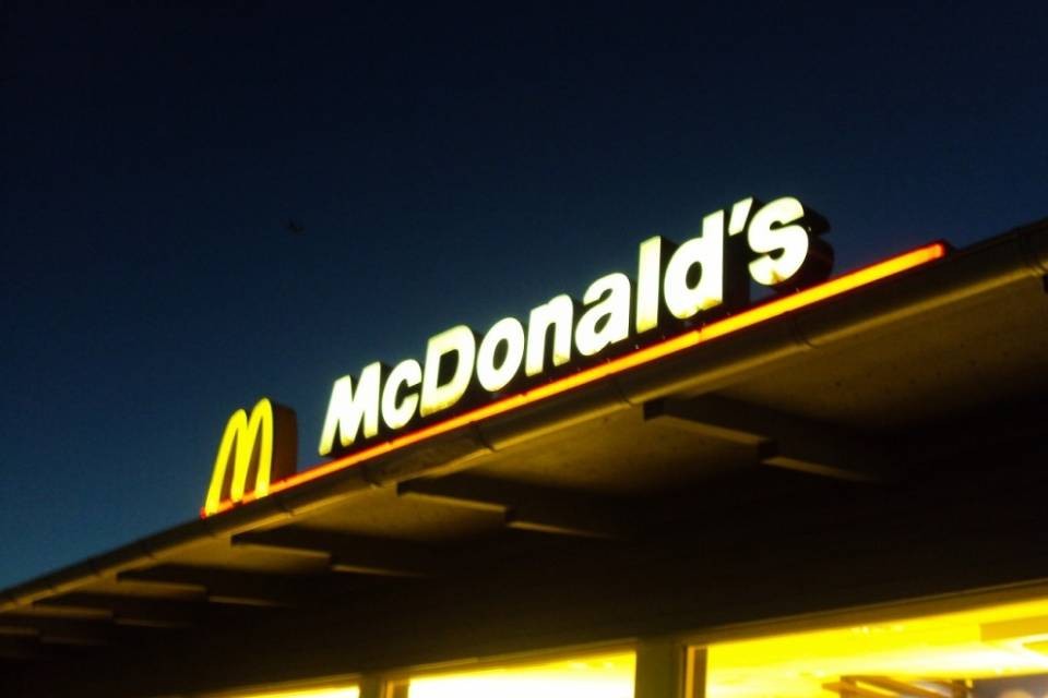 McDonald's: prima si addormenta, poi si tocca
