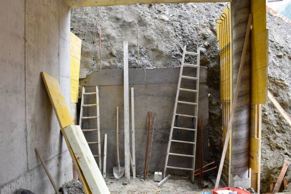 Operaio colpito alla testa da una pietra