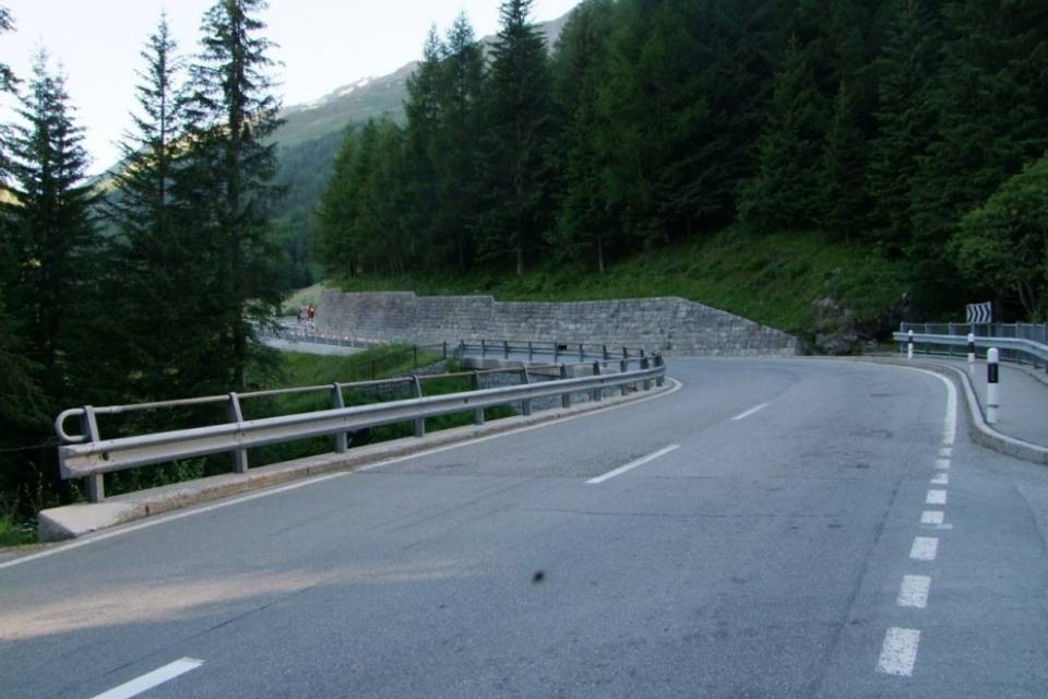 Urto auto-moto, centauro ferito. Si cercano testimoni