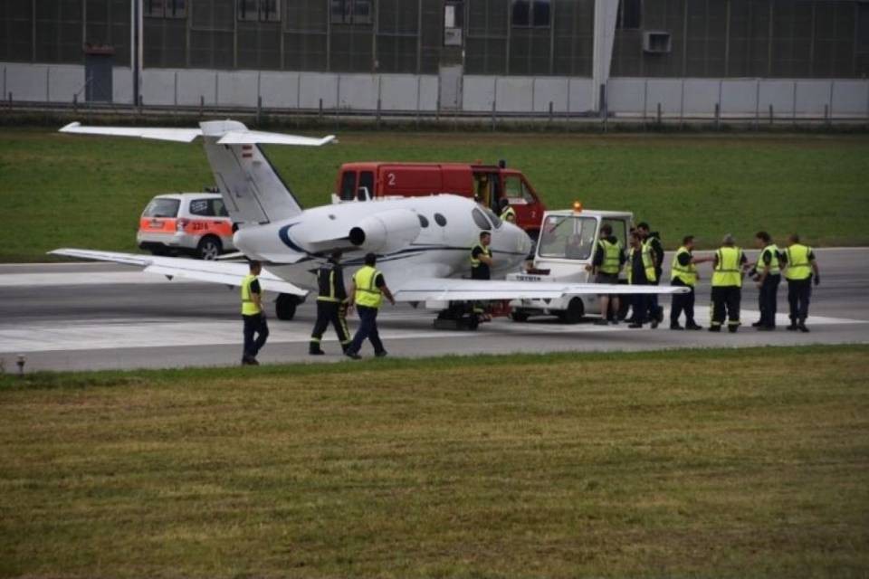 Piccolo aereo rimane bloccato sulla pista ad Agno