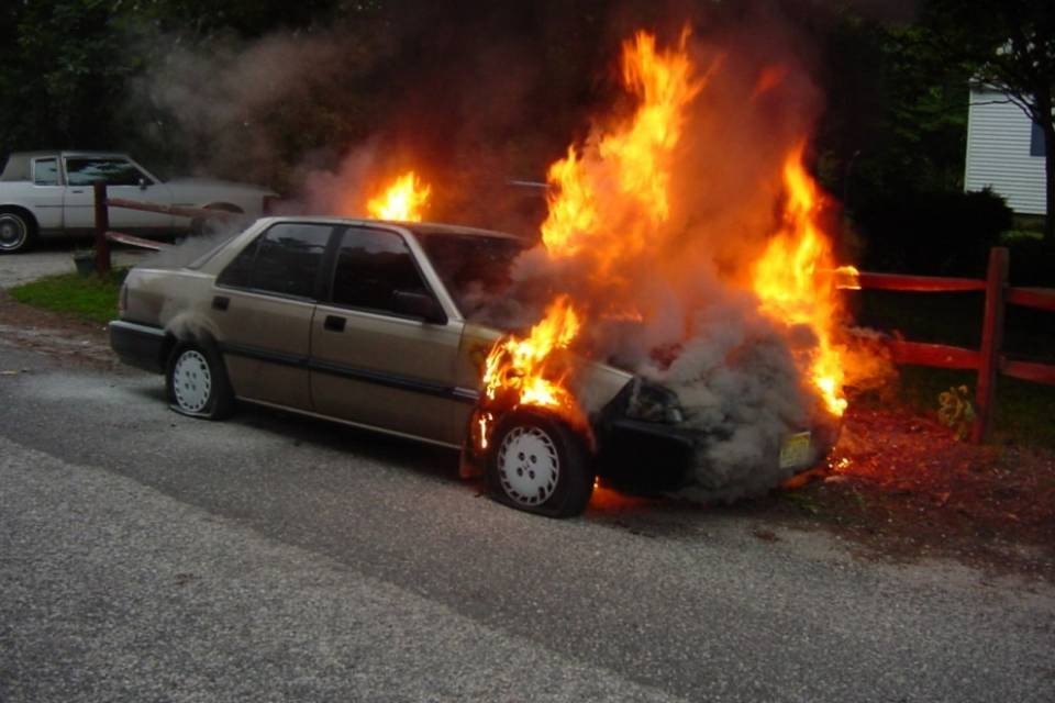 Auto in fiamme a Figino