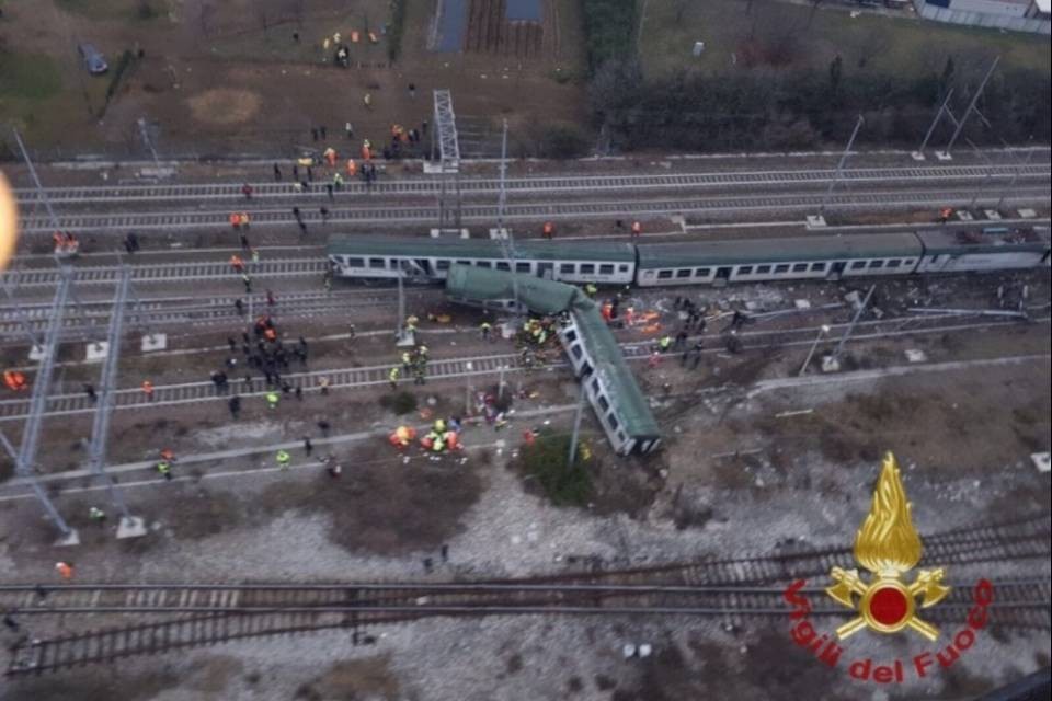Treno deragliato a Milano, "ha ceduto la rotaia"