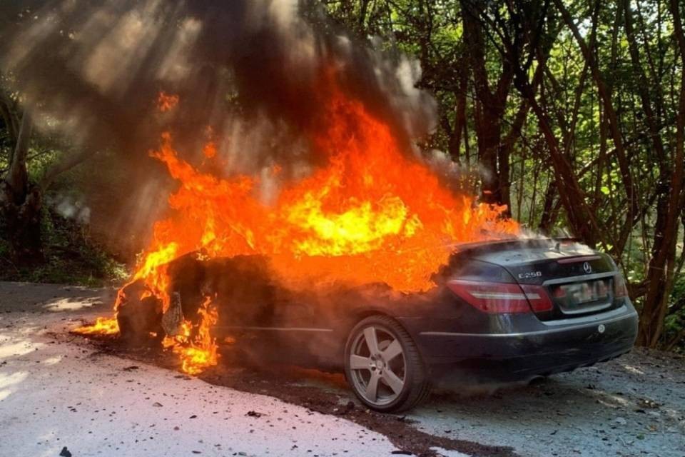Auto distrutta dalle fiamme ad Arosio