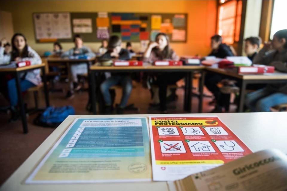Cresce la pressione per chiudere le scuole ticinesi