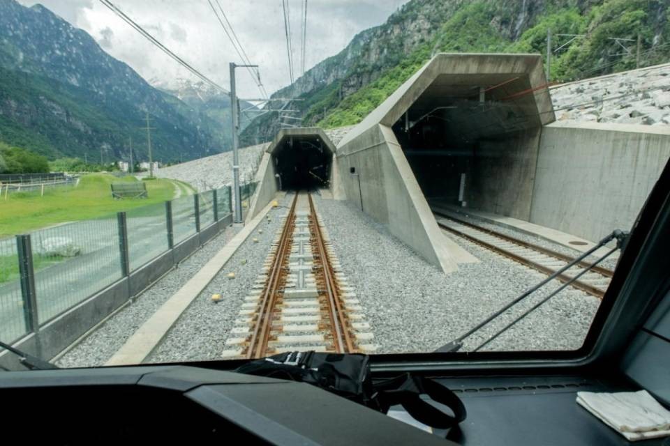 Già 16 treni al giorno nel nuovo San Gottardo