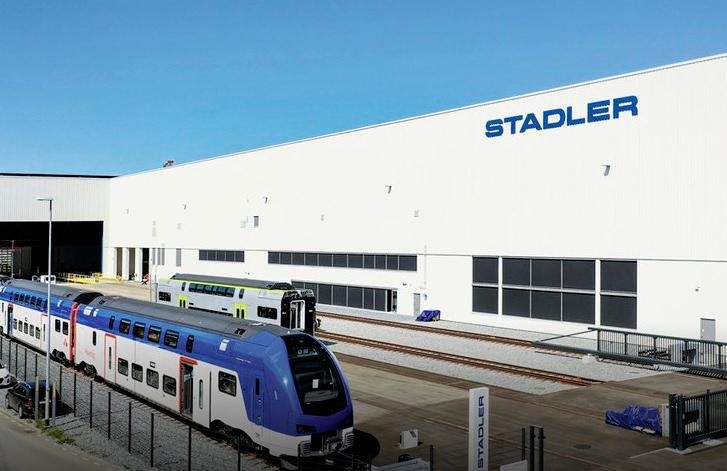 Il complesso con i nuovi edifici per gli uffici e la produzione del costruttore di veicoli ferroviari Stadler Rheintal AG a St. Margrethen (SG). Immagine architectes.ch