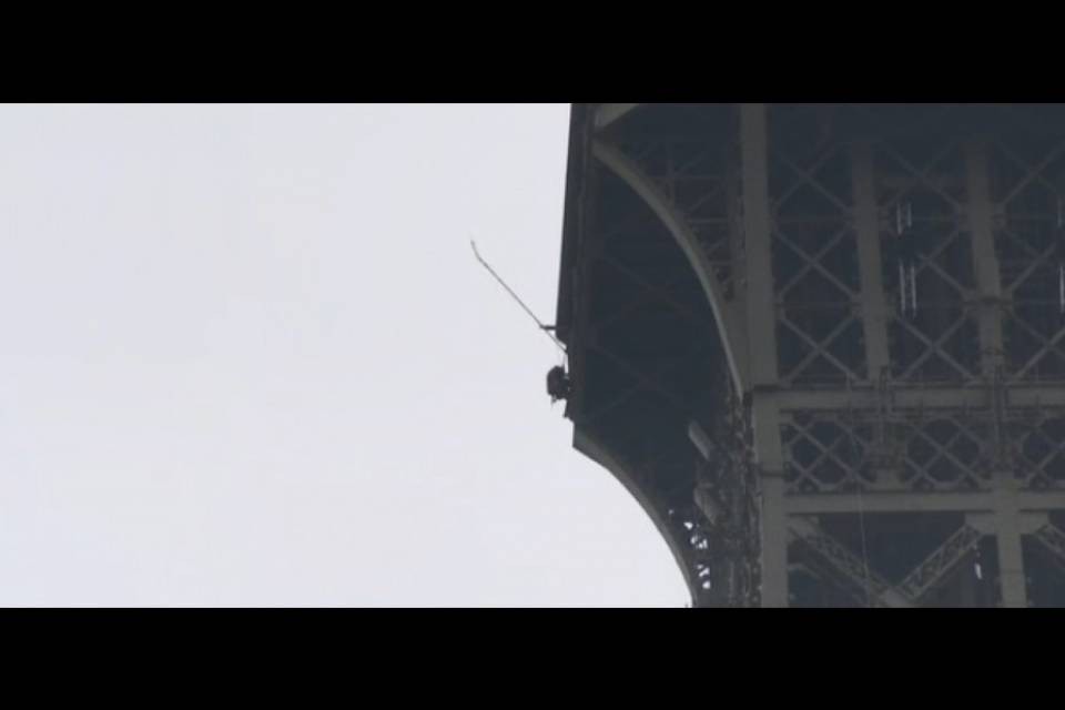 Scala la Tour Eiffel e minaccia il suicidio