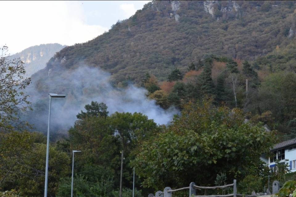 Bosco in fiamme sopra Claro