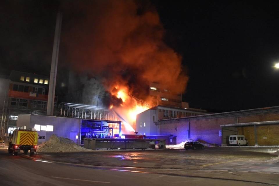 Fiamme in un edificio di produzione