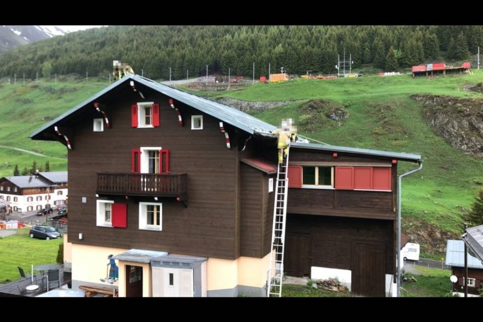 Casa colpita da un fulmine, vicini allarmati dal fumo