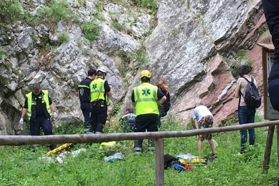 Cade e si ferisce, i pompieri lo recuperano