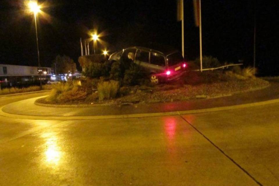 Auto abbandonata in rotonda