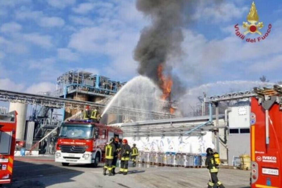 Esplosione in azienda comasca, 9 operai feriti, 2 gravi