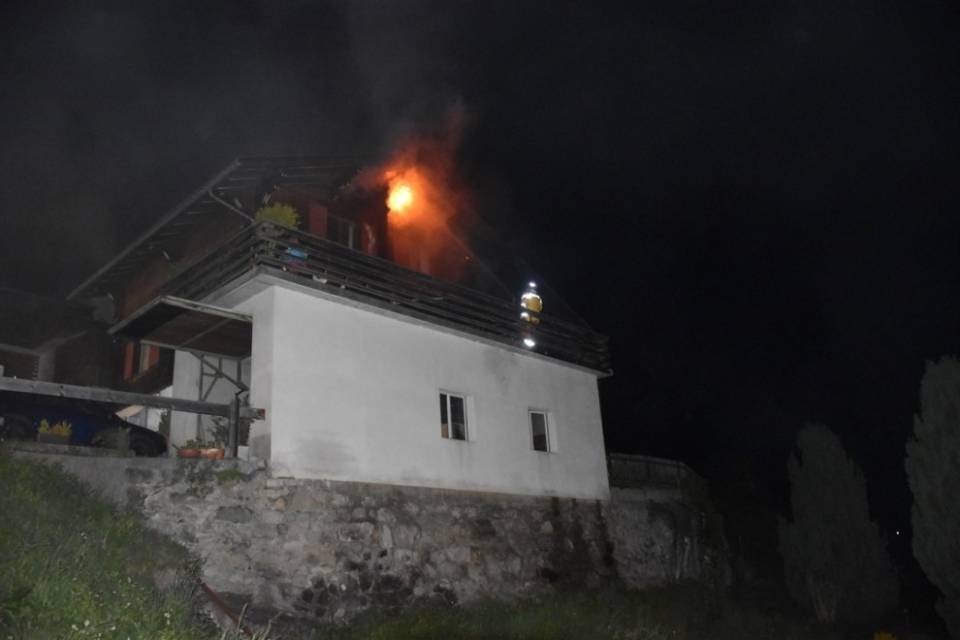 Scoppia l'incendio nella notte, ingenti danni