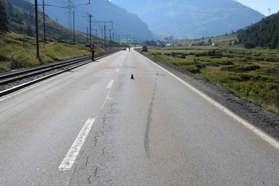Moto investe capriolo sul Bernina