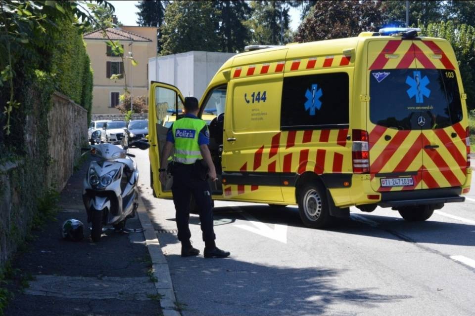 Giovane urta il marciapiede e cade con lo scooter