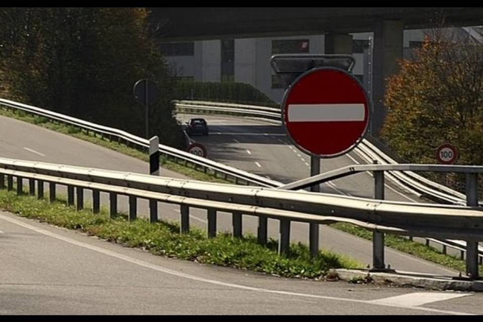 In contromano con l'auto rubata