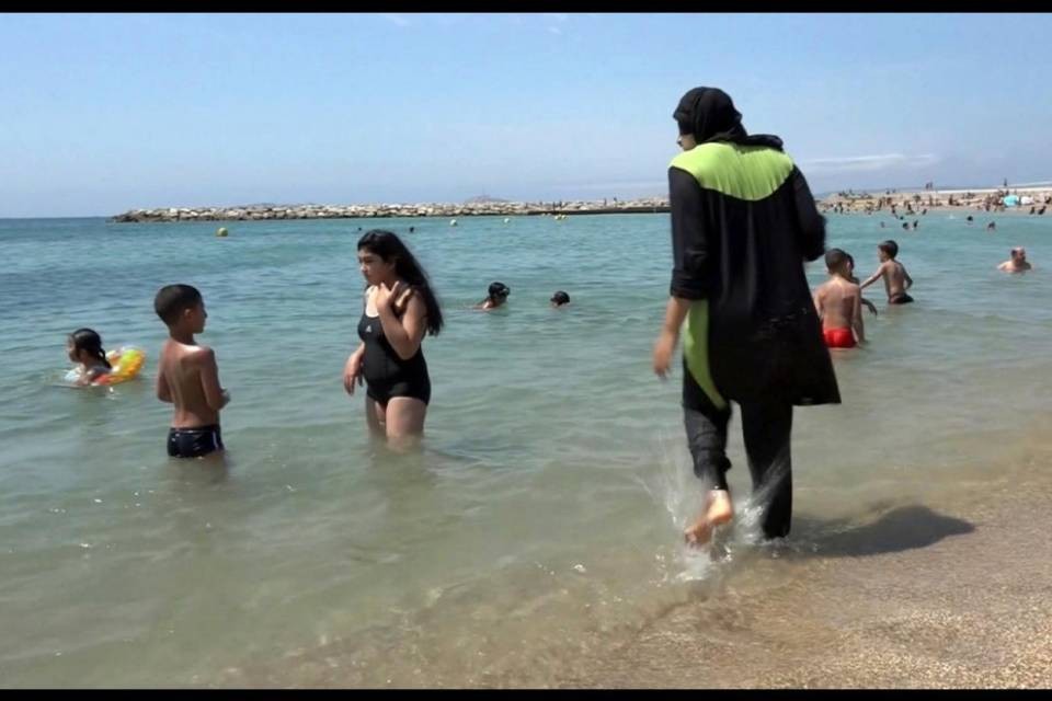Stop al divieto del burkini, sindaci francesi in rivolta
