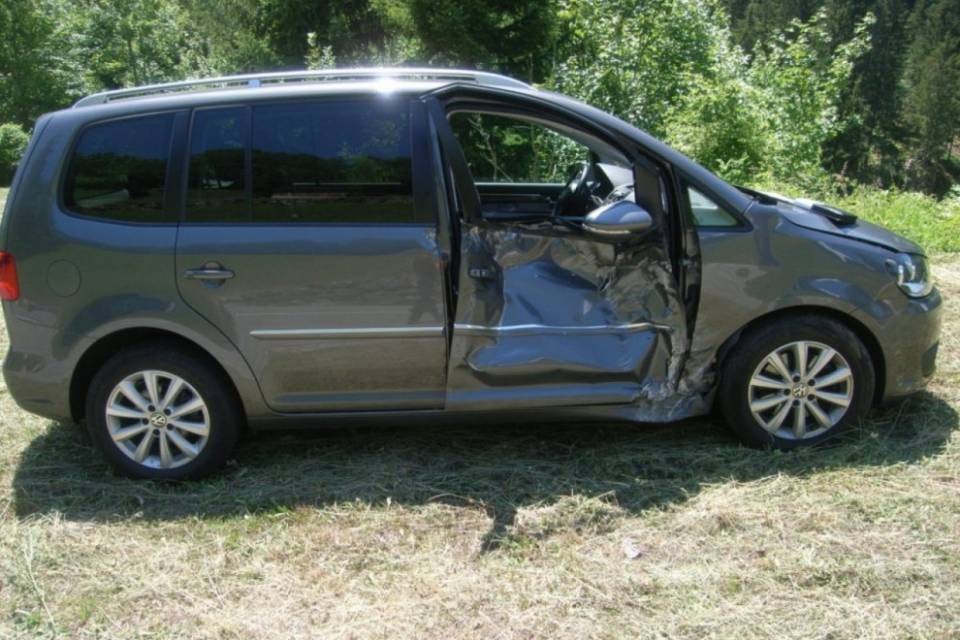 Masso di 300 chili investe un'auto sul Klausen