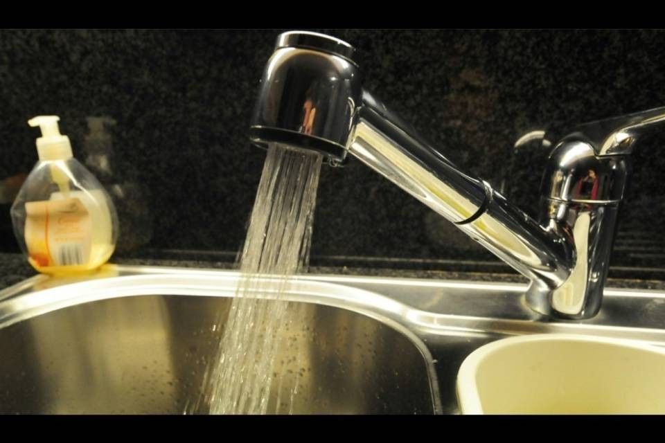 Torna l'acqua potabile dopo lo scoppio della tubatura