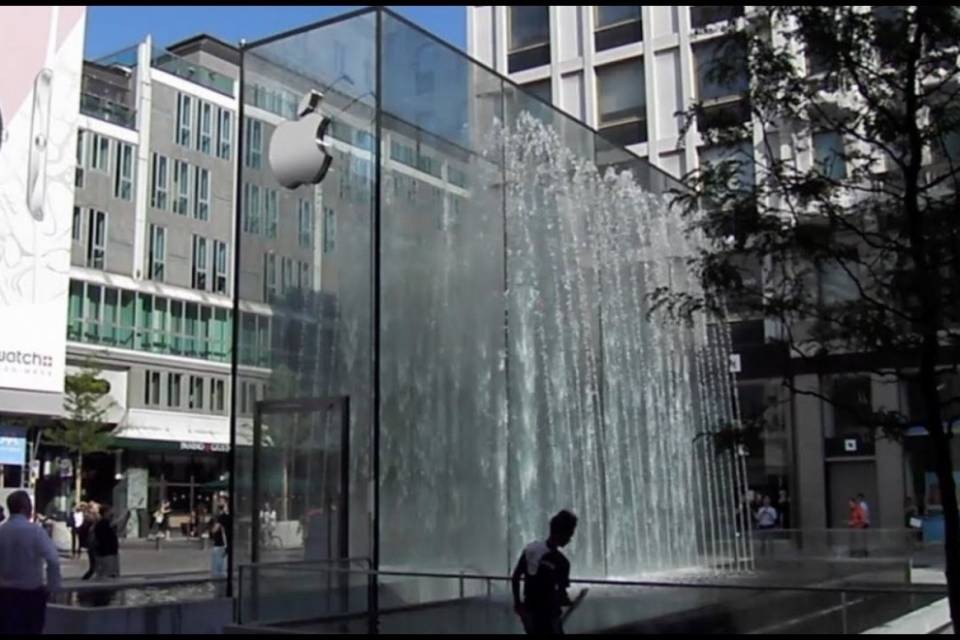 Turista si spoglia all'Apple Store di Milano: "Non pensavo fosse vietato"
