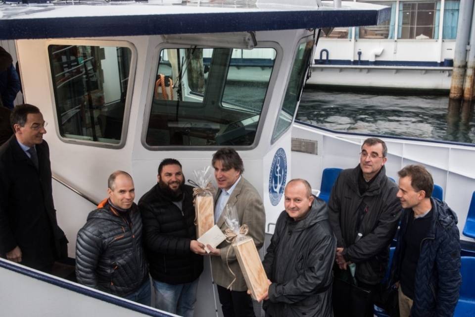 Bertoli fa visita ai marinai sul Verbano