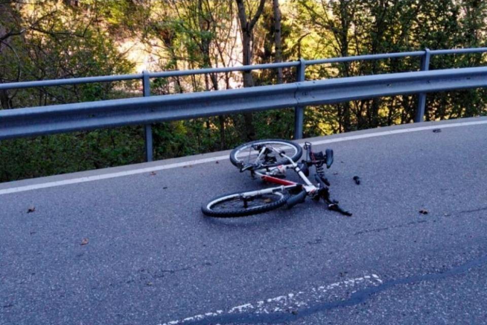 Ciclista manca una curva e cade da un ponte: gravi ferite