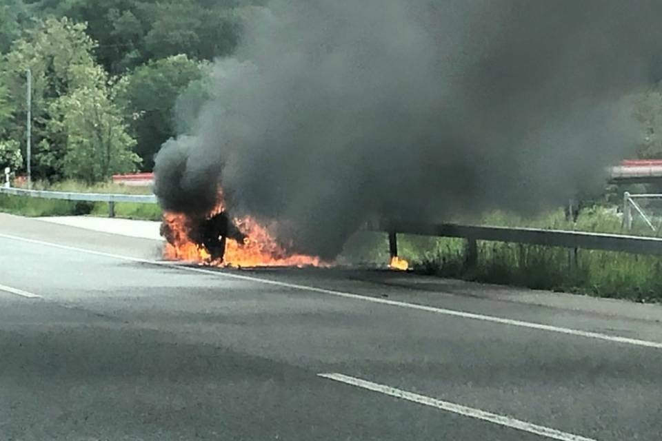 Auto in fiamme sull'A2, in salvo il conducente