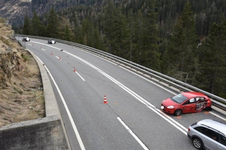 Invade la corsia di contromano sull'A13