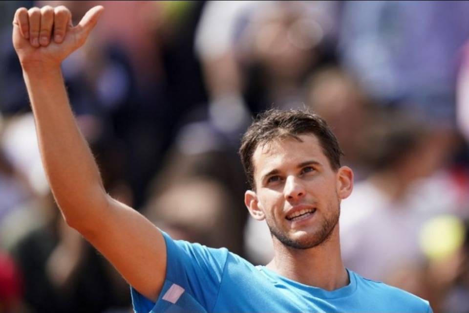 Thiem ferma Djokovic e vola in finale