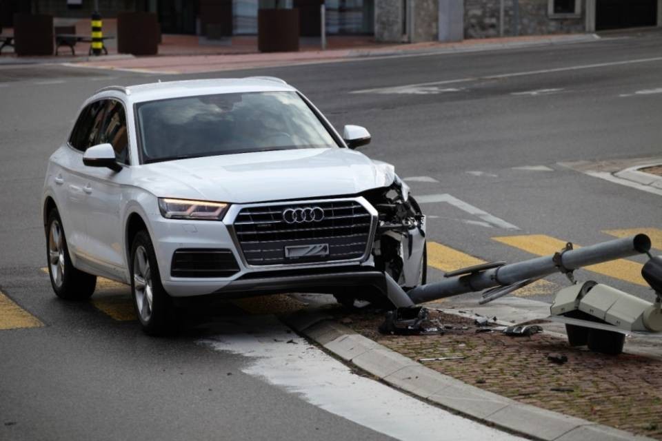 Audi contro un semaforo a Lugano
