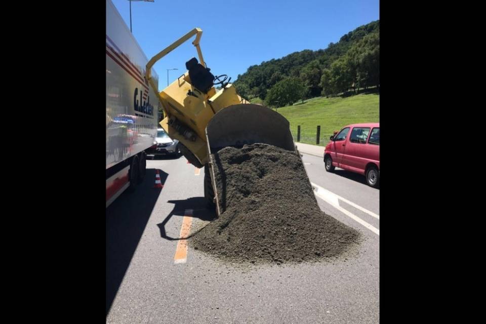 Dumper si rovescia a Manno, disagi al traffico