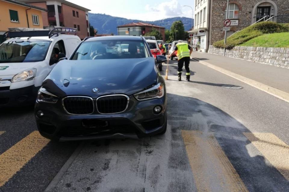 Auto abbatte un palo a Maroggia