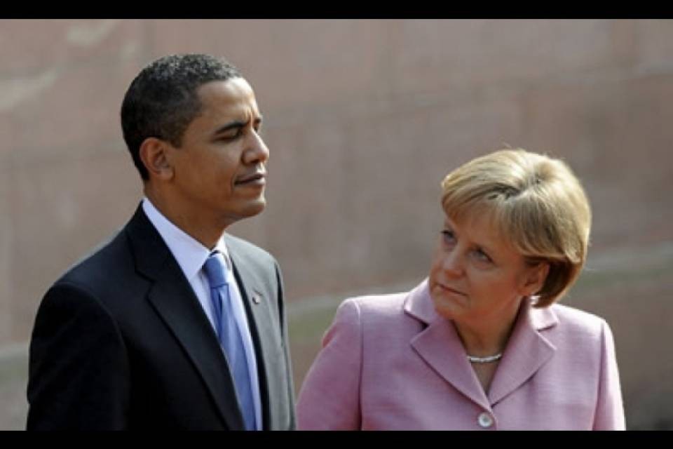 Obama in Germania "scivola" sulla bandiera