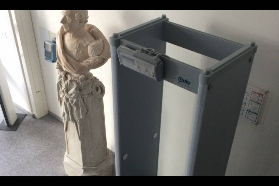 A Palazzo delle Orsoline spunta un metal detector