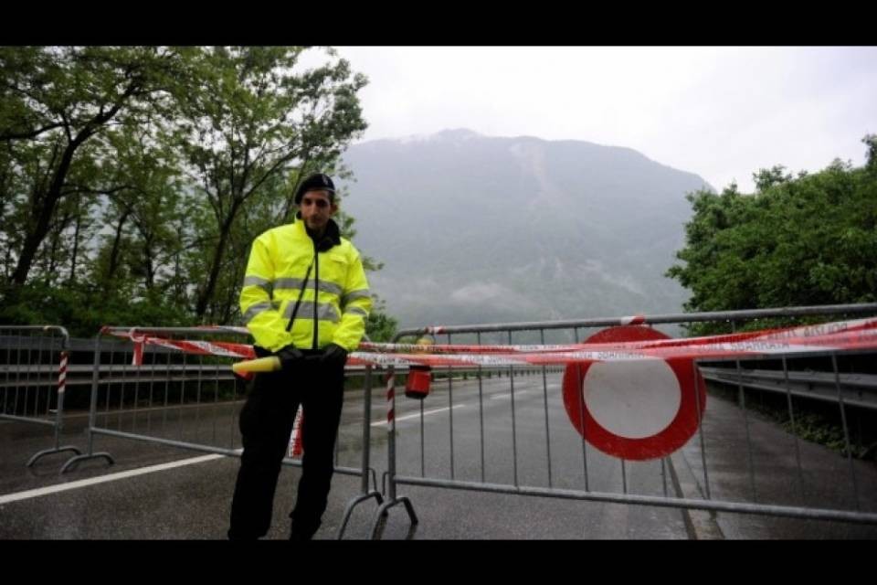 Piogge intense, chiusi diversi tratti stradali nel Sottoceneri
